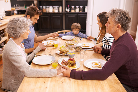赐福于我们身体的食物 在吃早餐前给一家人拍到一张照片说优雅的话背景图片