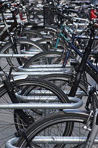 自行车站城市架子民众车站运输运动自行车车轮背景图片