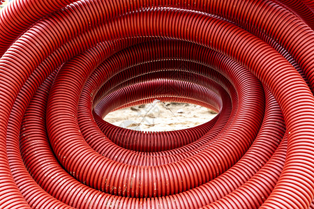 用于地下电线铺设的红花纹pvc管道技术安装材料灵活性接线密闭波纹建筑电气管子背景图片