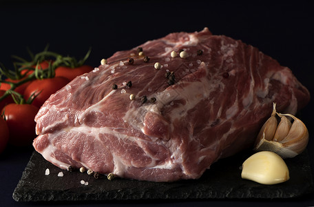查斯诺克黑背景的生猪肉 烤猪肉的成分背景
