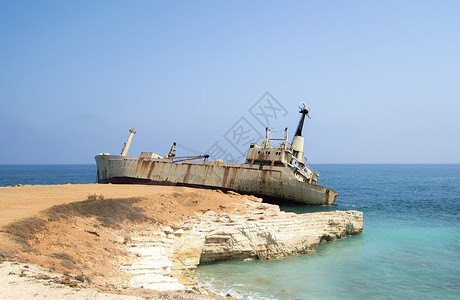 海难废弃船只在塞浦路斯海滩附近停靠 Rusty船在海岸附近搁浅太阳货轮沉船天空货物夕阳波浪珊瑚游客洞穴背景