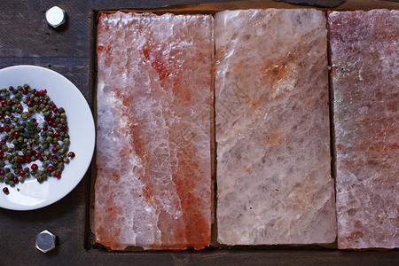 用于烹饪的喜马拉雅粉红盐调味品材料粉色石头矿物岩石桌子木头食物水平背景图片