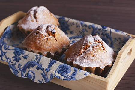 木盘中松饼烘烤风格桌子早餐棕色糕点餐巾甜点托盘面包高清图片