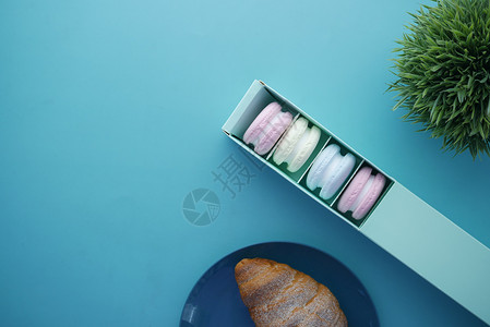 浅绿色背景纸盒中的马卡松蓝色奶油美食红色粉色盒子饼干甜点糖果背景图片