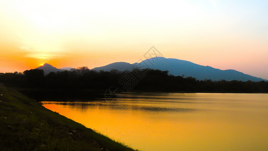 河轮日落的风景 包括橙色天空 山丘 山丘 树木和湖泊的轮光影旅行旅游全景冒险爬坡太阳公园土地艺术荒野背景