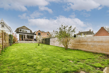 俯视着两层现代房子的绿绿院子背景图片