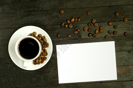 一杯咖啡和木制桌上的咖啡豆 Flatlay 模拟背景图片