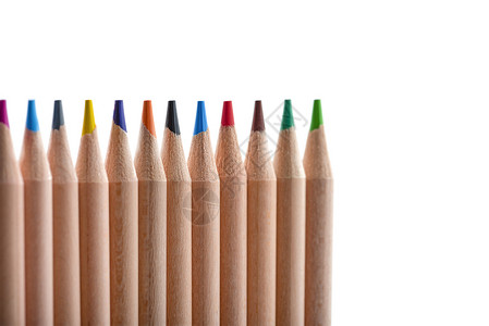 孤立的多彩多姿的木制铅笔 不同颜色的铅笔排成一排 在统一的白色背景下显得格外醒目 可用于插入项目或打印横幅或标签彩虹印刷木头红色背景图片