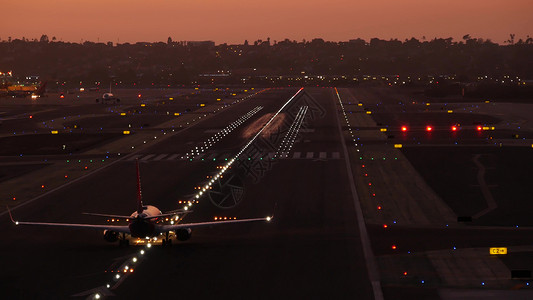 夜间机场跑道灯光 飞机或航空公司起飞 日落时跑道高清图片