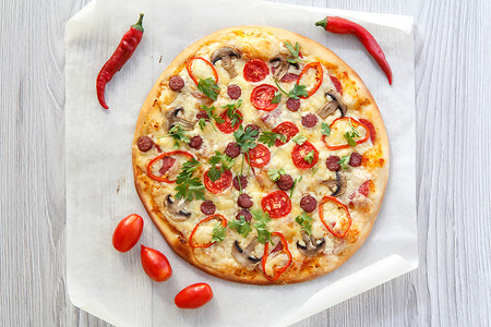 意大利辣香肠披萨新鲜的红色的高清图片