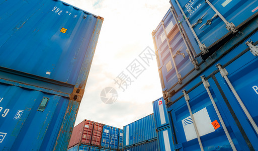 反对白色天空的蓝色和红色物流容器 货运和航运业务 用于进出口物流的集装箱船 物流业 用于卡车运输和航空物流的集装箱背景图片