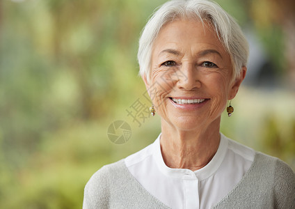 Copyspace 与微笑的高级女人 一位头发花白 享受无忧无虑退休生活的快乐女士的画像 对生活和衰老感到乐观的开朗 轻松和睿智背景图片