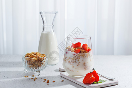 草莓优格一杯健康的酸奶 新鲜的浆果和灰色背景的面粉 健康早餐麦片饮料营养奶油水果桌子热带饮食薄荷粮食背景