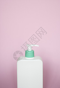 大型白色化妆塑料瓶 装有抽水泵泵和粉红色底部绿帽 含凝胶 润滑剂 奶油 洗发水 浴泡沫的液体容器背景