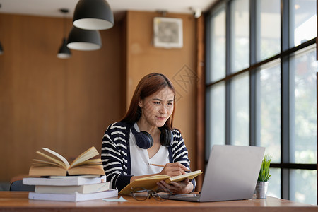 熟练的撰稿人学校课堂高清图片