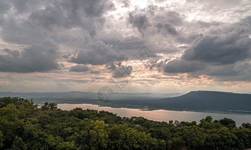 烟雾图湖泊或河流 山丘和森林的空中全景烟雾 自然风景美丽背景背景