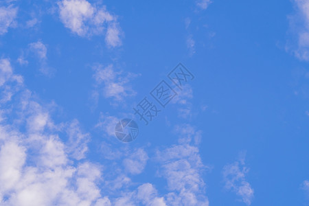 美丽的白毛和青白色的花朵 蓝蓝天空背景下的云彩宗教气候云形阳光天堂空气臭氧气象日光天蓝色背景图片