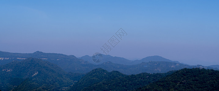 蓝色和青色的显眼山地 美丽的自然景观 旅行假期 漂浮在大自然中背景图片