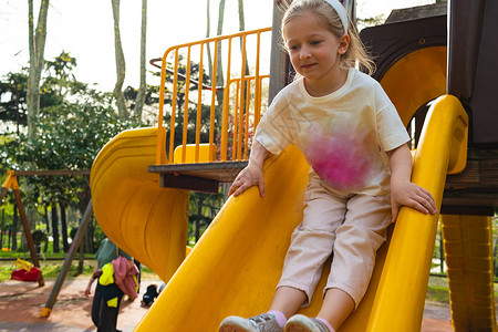 活跃的金发女孩在游乐场玩耍公园幸福快乐乐趣喜悦闲暇孩子们儿童娱乐婴儿背景图片
