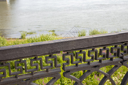 围栏边框素材路堤围栏黑色铸铁锻铁栏杆工程设计 近景河岸草地背景