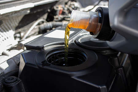 车润滑油向发动机机动车输送和保养工具加油并加注石油质量 单位 千美元机器汽油引擎柴油机润滑运输服务润滑油瓶子液体背景