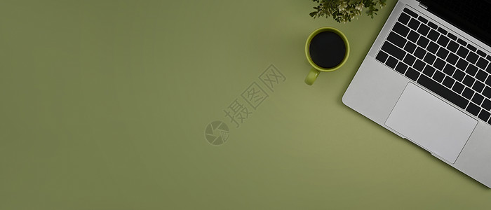 绿色咖啡平面电脑笔记本电脑 咖啡杯和有复制空间的绿色背景家庭种植背景