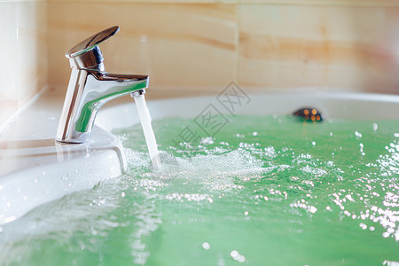 在浴缸里倒热水的单管龙头浴室压力蒸汽清洁酒店蓝色水龙头温泉治疗溪流图片