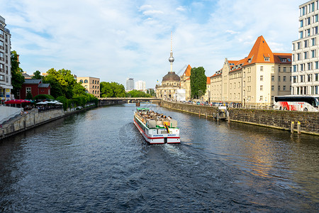 5月旅行季柏林 德国2022年5月6日 对斯普里河和波德博物馆的柏林观客船天线景点博物馆摄影游客预兆休闲电视景观背景