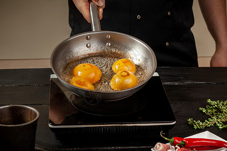 煎锅上的桃子 罐头果黄色桃子 黑木本底 板子厨师杏子水果木板甜点油炸饮食早餐健康饮食乡村图片
