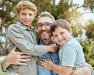 男孩拥抱一个快乐的白人单身父母喜欢和他的儿子们在后院玩耍 三个男人的微笑家庭只在外面的花园里玩得开心感情青年休息成人男孩们孩子乐趣幸福父背景