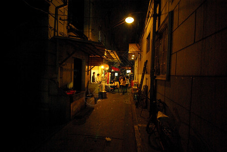 在一个小巷子里的食品店 黑暗和神秘背景图片