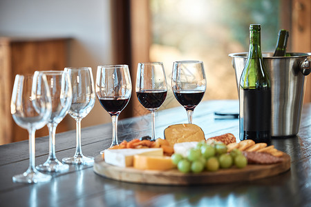 红蓝搭配很合适一排玻璃杯和一块奶酪板 用于在餐厅内品酒 奶酪拼盘搭配合适的葡萄酒是放松和无忧无虑的一天的完美搭配 让您远离一切背景