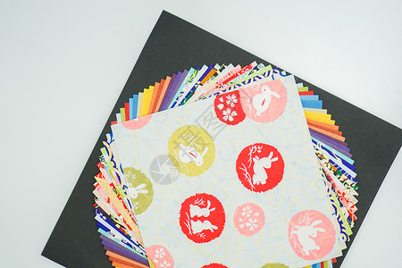 散落的日本纸折纸形象舞会情感配饰百货文化背景艺术工艺日用品背景图片