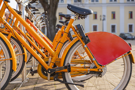 城市橙色自行车 生态交通 游客自行车出租 广告空间背景图片