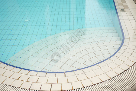一个带民调楼梯的空游泳池温泉酒店游泳旅行闲暇蓝色奢华水池运动背景图片