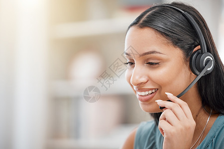 戴着耳机的年轻女子在呼叫中心为客户提供优质服务 接受在呼叫中心工作的西班牙裔女商务人士培训 呼叫中心接线员通过耳机提供支持背景图片