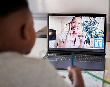 zoom使用 Zoom 进行远程学习 非洲裔美国女教师在笔记本电脑屏幕上远程教育一个小男孩 黑人女导师使用无线技术在互联网上授课背景