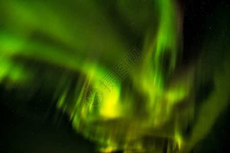 夜空中的北极光吸引力天文学极光水平天空北极星气氛星星绿色背景图片