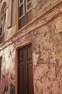 古老门窗油漆剥落的旧建筑的外部 圣克鲁斯德拉帕尔马一栋古老 风化的乡村住宅建筑的建筑细节 配有复古木门窗背景