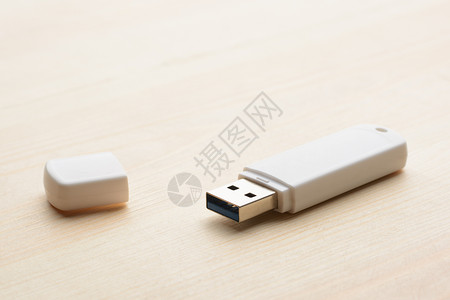 usb记忆棒USB 粘在桌上店铺插座插头商业卡片千兆记忆棒木头工作室硬件背景