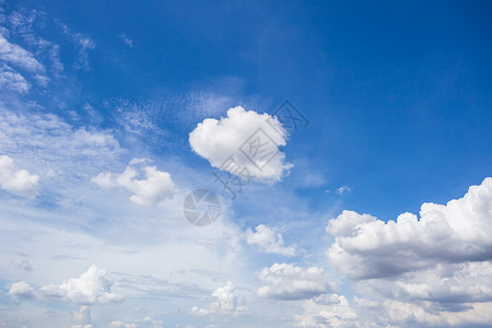 剪纸风太空边框蓝天上一片白云太空框架效果天堂气候摄影色彩水平开幕式全景背景