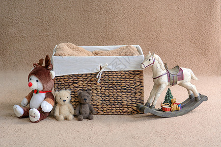 拍摄新生儿的背景 棕色的篮子和玩具装饰照片盒子道具羊毛孩子重量新生会议背景图片