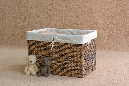 拍摄新生儿的背景 棕色的篮子和玩具装饰孩子新生重量照片道具羊毛会议盒子背景图片