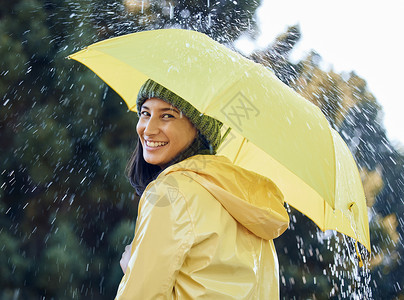 伞雨有个女人在雨中 穿着黄色雨衣的雨伞 我非常希望你被雨蒙住背景