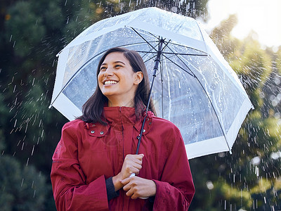 戴伞女人有个年轻女人拿着雨伞走在外面 我感到很平静地洗了脸背景