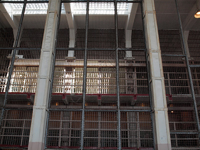 后面有牢房路障的牢笼栅栏高清图片