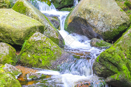 韦尼格罗德小瀑布河和布罗根山的溪流 哈尔兹德国流动野生动物森林瀑布季节木头石头远足岩石环境背景
