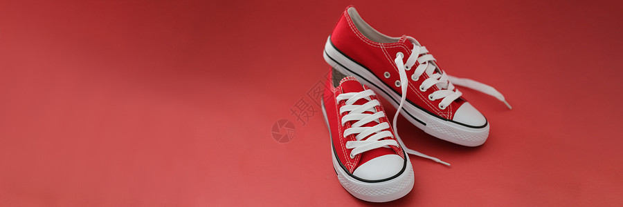 现代时装红色运动鞋 白色和红色混合 新收藏品背景图片