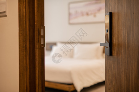 酒店锁在模糊的卧室背景面前打开门的共和或公寓门口 Name背景
