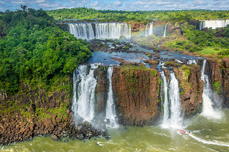 伊瓜苏河前往巴西与阿根廷接壤的伊瓜祖瀑布背景